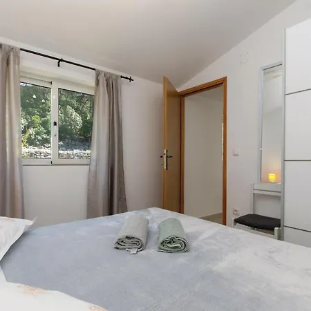 2 Bedroom Amazing In Hébergement de vacances Vela Luka