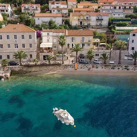 2 Bedroom Amazing In Hébergement de vacances Vela Luka