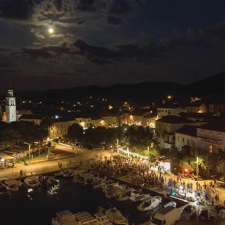 2 Bedroom Amazing In Hébergement de vacances Vela Luka