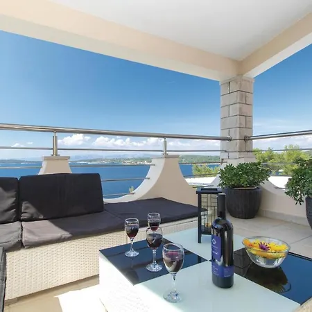 2 Bedroom Amazing In Hébergement de vacances Vela Luka